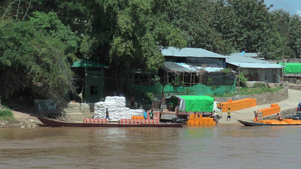 รถพ่วงบรรทุกน้ำตาลทรายและสินค้าอื่นๆ หันมานำสินค้าลงเรือข้ามฟากแทนการใช้สะพานที่สั่นจนน่ากลัว