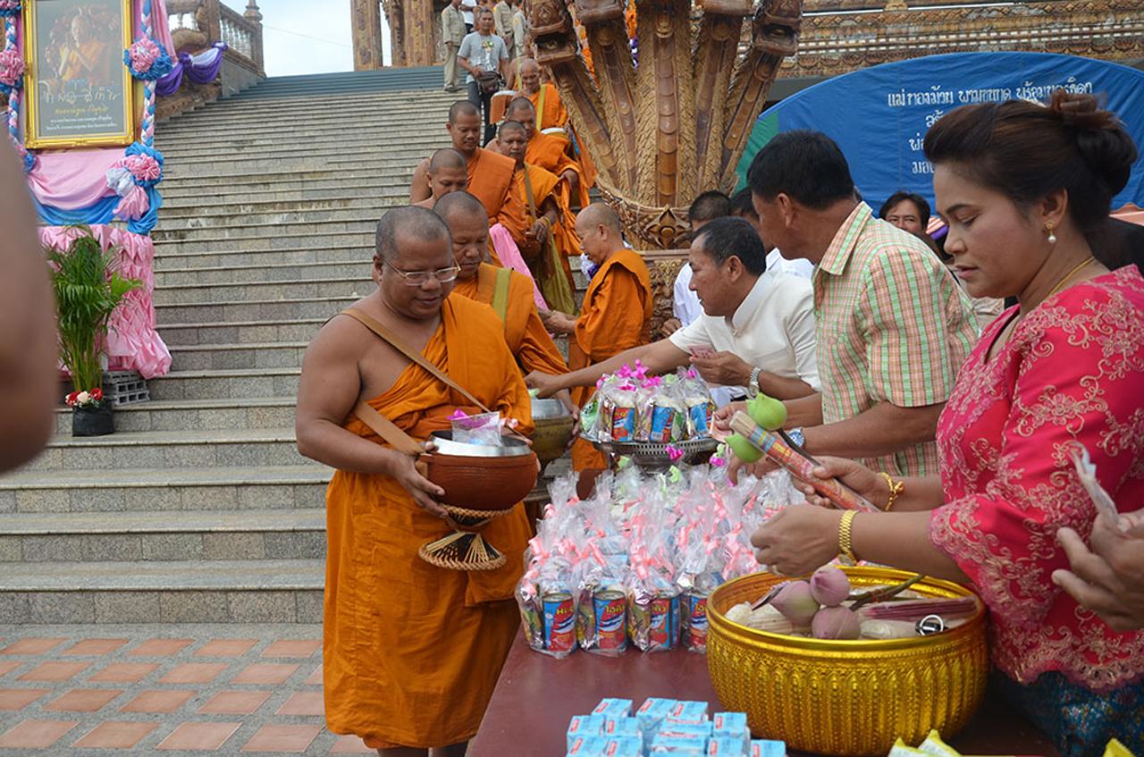 พิธีทำบุญตักบาตร บริเวณหน้าอุโบสถวัดบ้านไร่