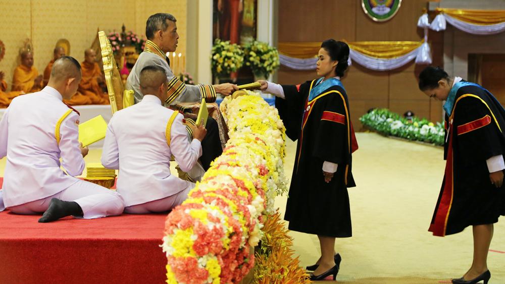 สมเด็จพระบรมโอรสาธิราชฯ สยามมกุฎราชกุมาร เสด็จฯไปในการพระราชทานปริญญาบัตรแก่ผู้สำเร็จการศึกษาจาก มหาวิทยาลัยราชภัฏเขตภาคใต้ ประจำปี 2556-2557 ณ มหาวิทยาลัยราชภัฏสุราษฎร์ธานี เมื่อวันที่ 29 กันยายน.