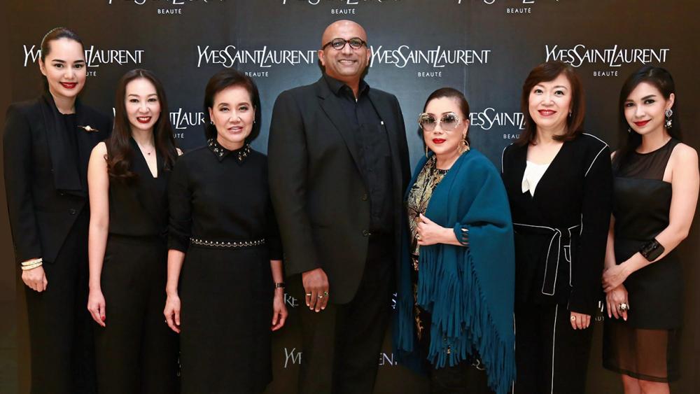 หลากสี - อูเมช ฟัดเค และ สิรียา ชุณหกิติยานนท์ จัดงาน “วาย เอส แอล รูจ พูร์ กูตูร์” เปิดตัวลิปสติก “อีฟส์ แซ็งต์ โลร็องต์” แท่งสีทอง 4 เฉดสี ไอคอนนิกในคอลเลกชั่นใหม่ล่าสุด โดยมี มาลินี ทรัพย์บริบูรณ์ และ หทัยเทพ ธีระธาดา มาร่วมงานด้วย ที่สยามพารากอน วันก่อน.