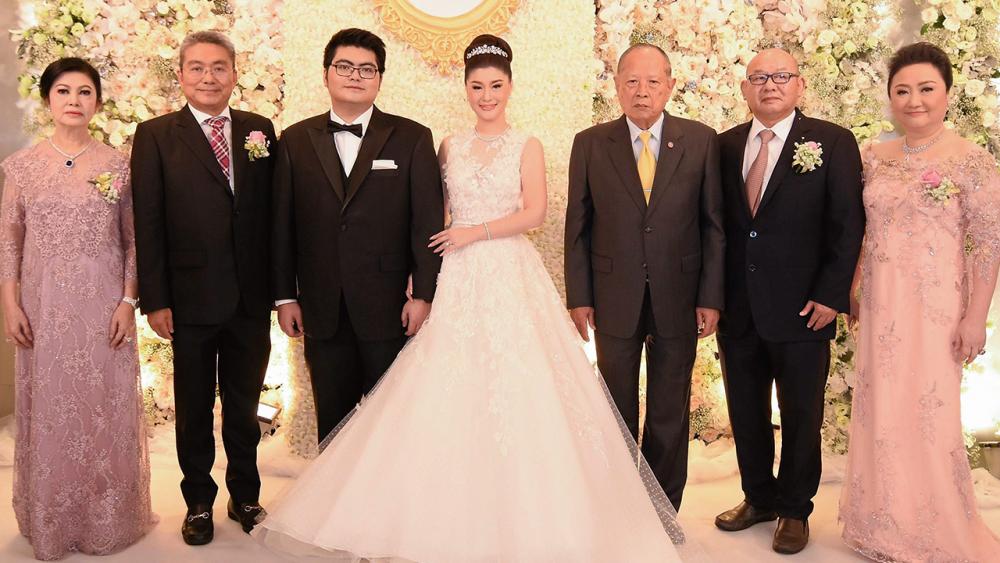 วิวาห์ชื่นมื่น - พล.อ.วิโรจน์ แสงสนิท อดีตผู้บัญชาการทหารสูงสุด เป็นประธานในงานวิวาห์ระหว่าง กานต์พิชชา บุตรี นพรุจ–ชุติมา ตัณฑ์พูนเกียรติ กับ พงษ์พัฒน์ บุตร สมพงษ์–วารุณี ชลคดีดำรงกุล ที่ห้องแกรนด์ บอลรูม โรงแรมพลาซ่า แอทธินี ค่ำวันก่อน.