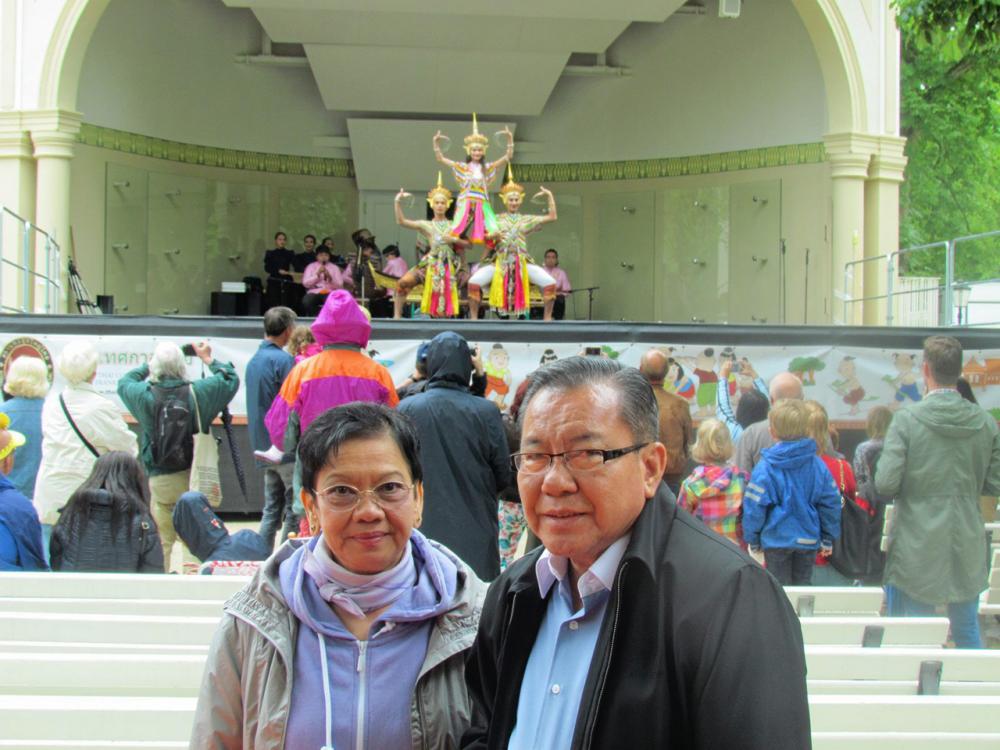 เผยแพร่วัฒนธรรม - ดร.สิริชัยชาญ ฟักจำรูญ อธิการบดีสถาบันพัฒนศิลป์ กระทรวงวัฒนธรรม พร้อมด้วย อ.กันยา บรอมฮาร์ต ไปร่วมงานเทศกาล ณ ศาลาไทย เมืองบาดฮอมบวร์ก เยอรมนี ซึ่งคณะนาฏศิลป์จากประเทศไทยไปร่วมแสดงด้วย.