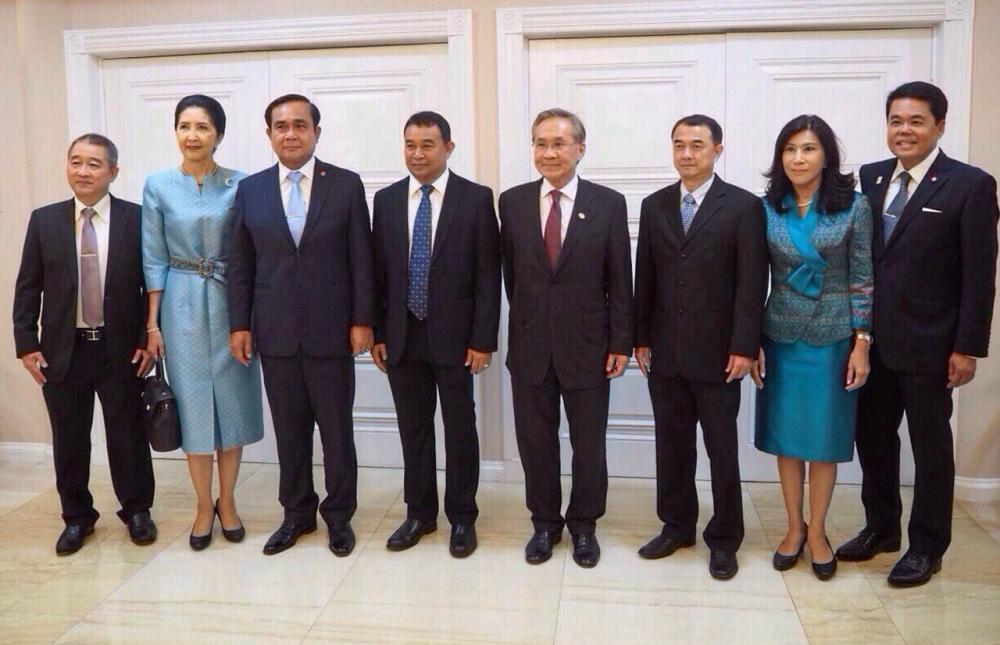 ให้กำลังใจ - พล.อ.ประยุทธ์ จันทร์โอชา นายกรัฐมนตรี พร้อม รศ.นราพร จันทร์โอชา ภริยา และ ดอน ปรมัตถ์วินัย รมว.ต่างประเทศ ไปเยือนฟิลิปปินส์ ร่วมถ่ายภาพกับนักธุรกิจไทยในฟิลิปปินส์ โดยมี ธนาธิป อุปัติศฤงค์ ออท.ณ กรุงมะนิลา และ มนต์ทิพย์ ภริยา ร่วมถ่ายภาพด้วย ที่ สอท.ณ กรุงมะนิลา.