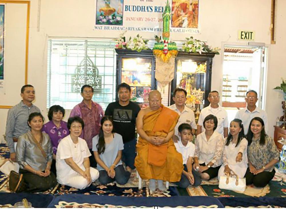 ถวายพระไตรปิฎก - เจษฎา กตเวทิน กสญ.ณ นครลอสแอนเจลิส สหรัฐฯ เป็นประธานในพิธีถวายหนังสืออรรถกถาพระไตรปิฎก จำนวน 91 เล่ม ให้แก่วัดพรหมจริยการาม เมืองเฟรสโน รัฐแคลิฟอร์เนีย มีผู้ร่วมงานกว่า 300 คน.