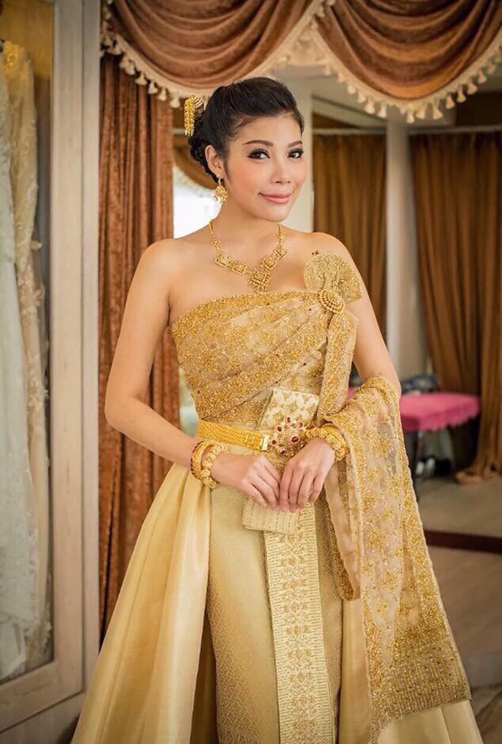 คุณแหวนแหวน ในชุดไทยอลังการ.