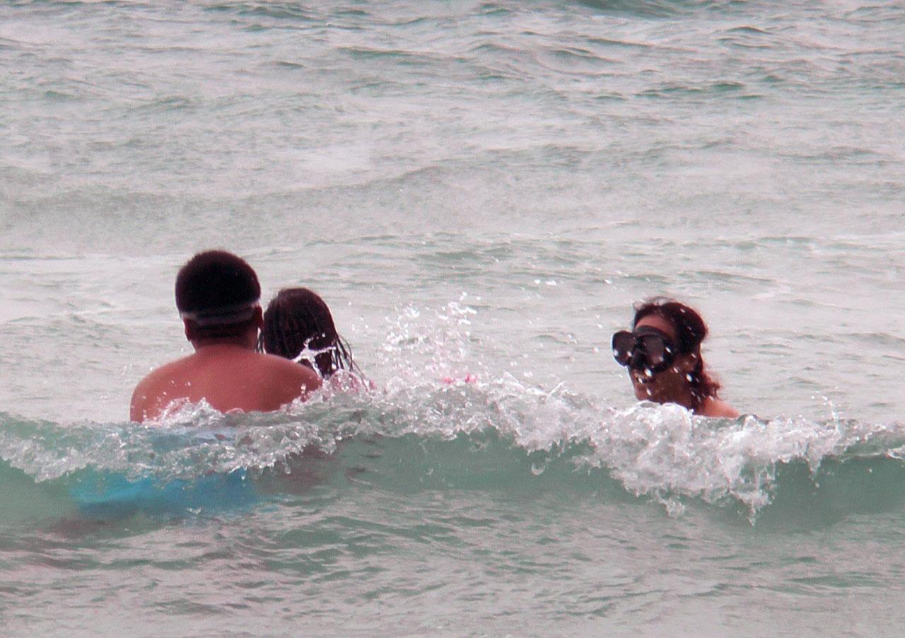 นักท่องเทียวลงเล่นน้ำ ที่หาดกะรน ภูเก็ต