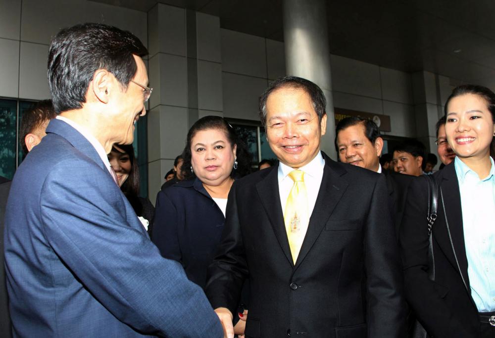 นายจาตุรนต์ ฉายแสง แกนนำพรรคเพื่อไทย จับมือแสดงความยินดี นายนพดล