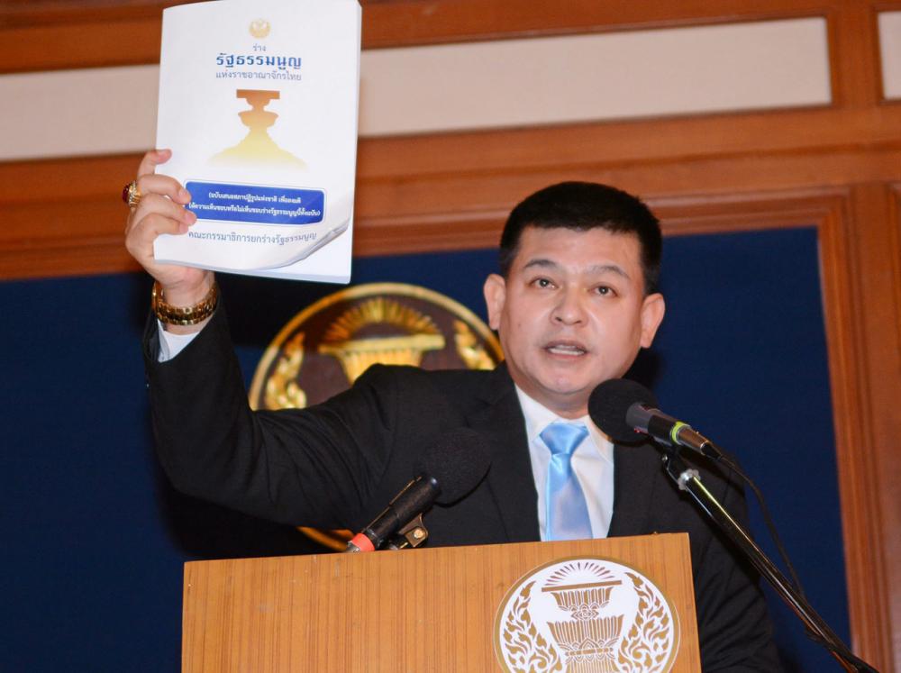 นายสิระ เจนจาคะ สมาชิกสภาปฏิรูปแห่งชาติ (สปช.) แถลงข่าวยัน การลงมติร่างรธน. สีสิ่งผิดปกติ
