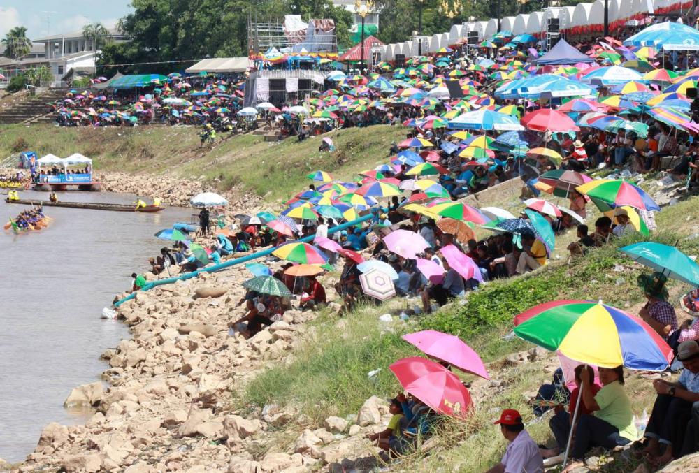 ประชาชนเข้ามาชมการแข่งขันริมฝั่งแม่น้ำน่าน