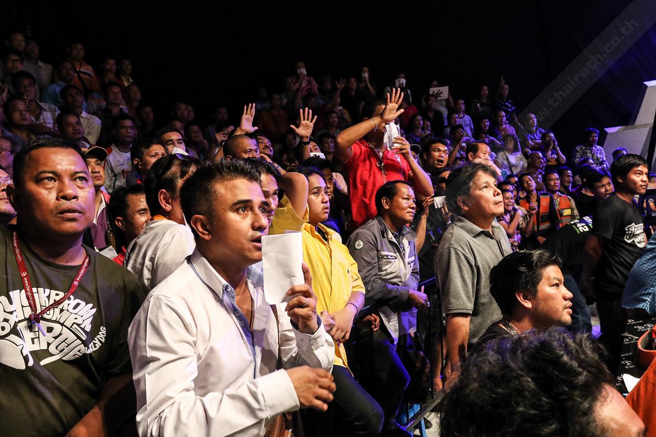 คนดูเชียร์ขาดใจ