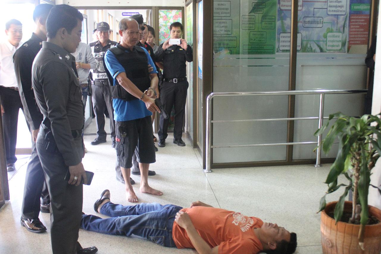 ตร.พาผู้ต้องหามาทำแผนประทุษกรรมประกอบคำรับสารภาพ