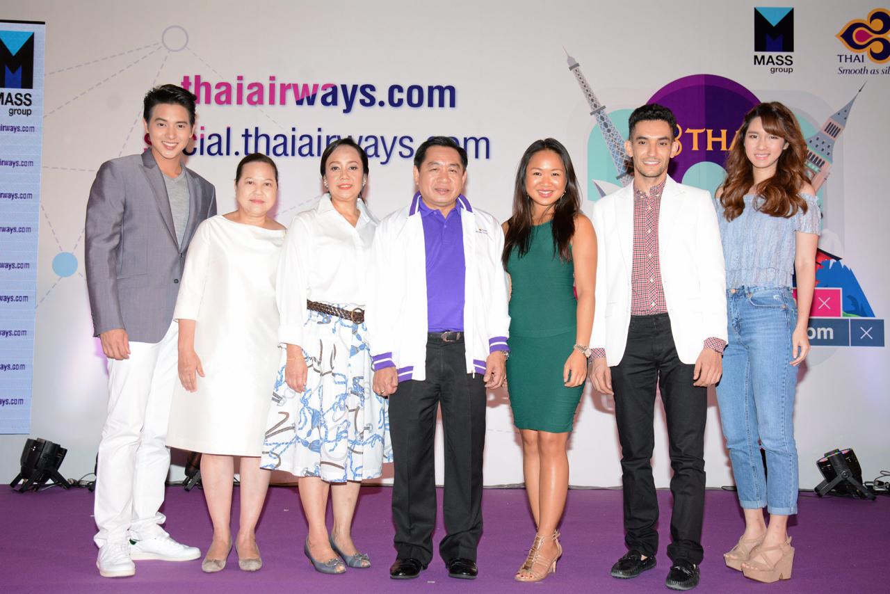 ผู้บริหารของการบินไทย ถ่ายภาพหมู่ร่วมกันกับ พระเอกหนุ่ม เจมส์-จิรายุ ตั้งศรีสุข และนักดนตรีสาวสวย แป้งโกะ จินตนัดดา ลัมะกานนท์