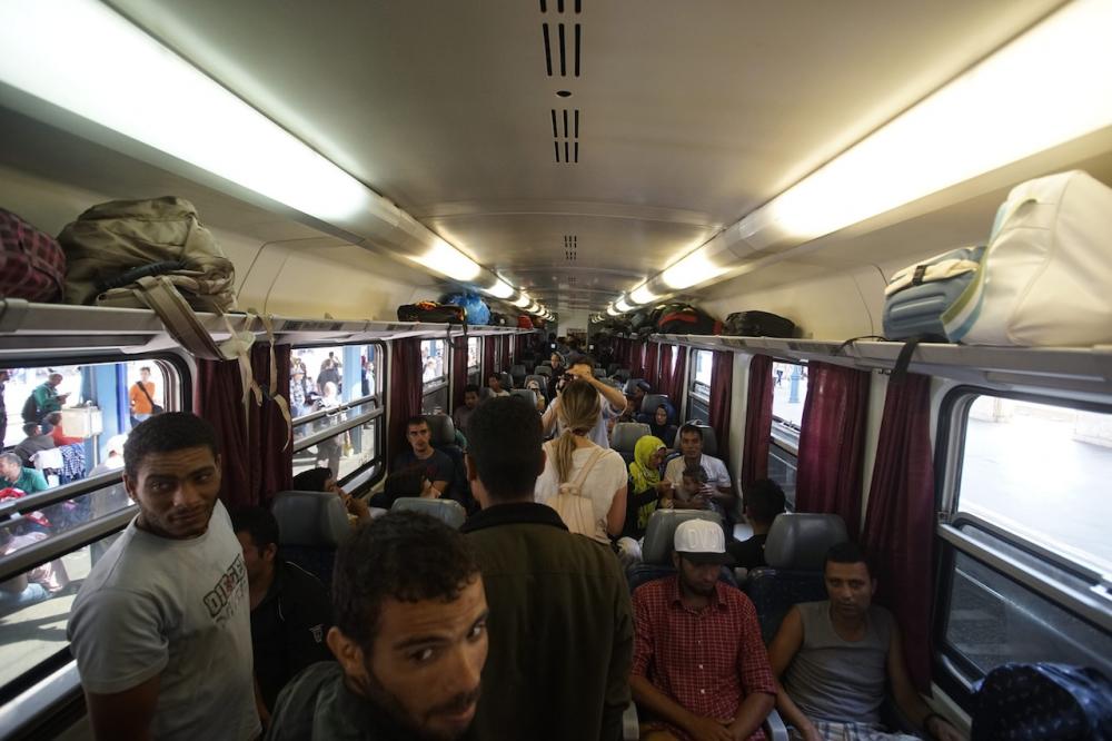 ผู้อพยพแห่ขึ้นรถไฟที่สถานีเคเลตีในกรุงบูดาเปสต์ หลังจากเผชิญหน้ากับตำรวจมาหลายวัน (ภาพ: AP)
