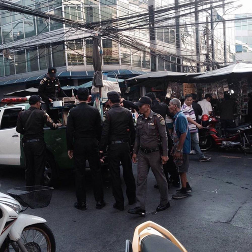 เทศกิจจับลุงรถเข็นรถเข็นค้าลูกชิ้น