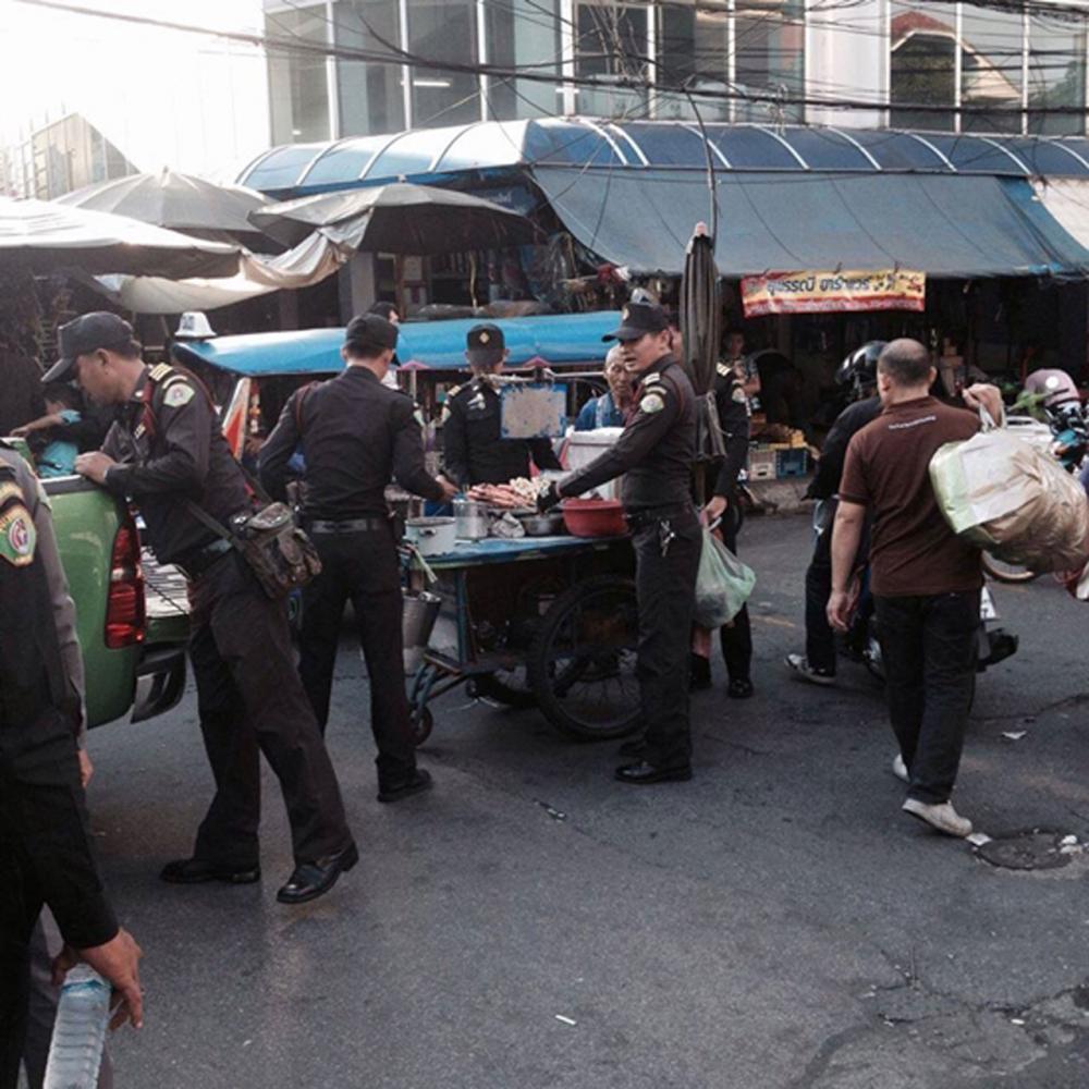 ดราม่าเทศกิจจับลุงเข็นขายของย่านคลองถม