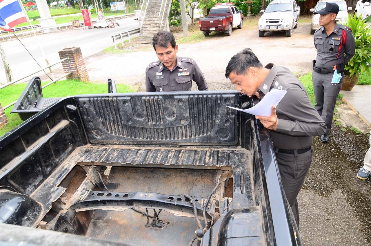 พบตัวรถมีการดัดแปลง ตัดกระบะเหล็กออกเป็นช่องลับขนาดใหญ่