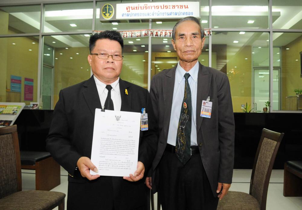 พ.ต.อ.บรรจบ สุดใจ ประธานชมรมข้าราชการตำรวจบำนาญ 41 พร้อมทนาย เข้ายื่นฟ้องสตช. ปมถอดยศทักษิณ ยันทำไม่ได้