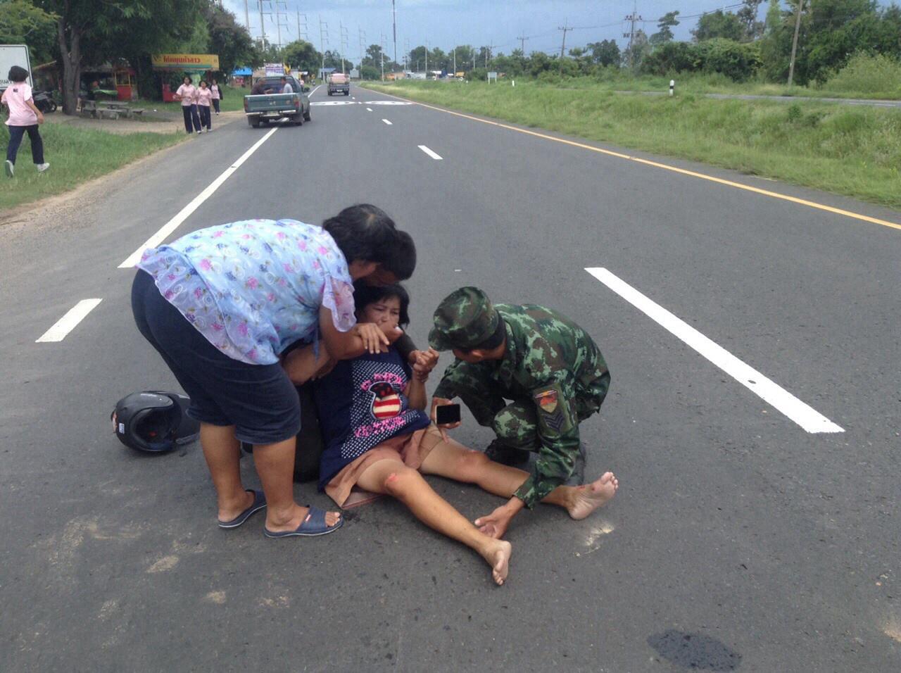ทหาร ฮีโร่! เข้าช่วยปฐมพยาบาล หญิง ที่ประสบอุบัติเหตุทันที ระหว่างเพิ่งกลับมาจากการปฏิบัติงาน...