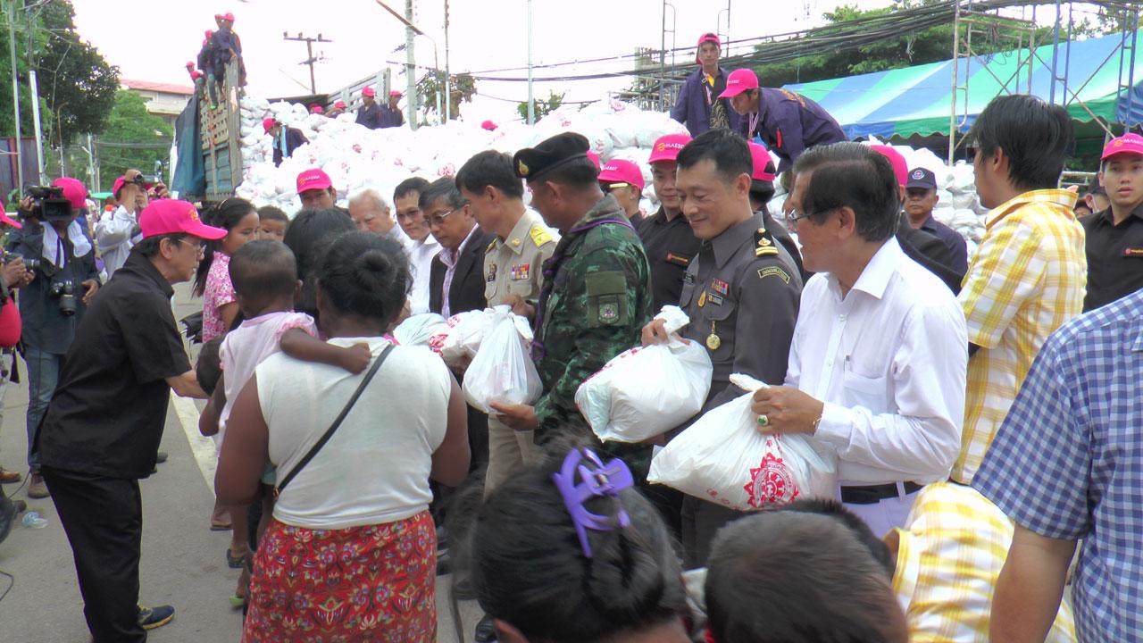 ประเพณีทิ้งกระจาดแจกทาน ที่ อ.แม่สอด จ.ตาก