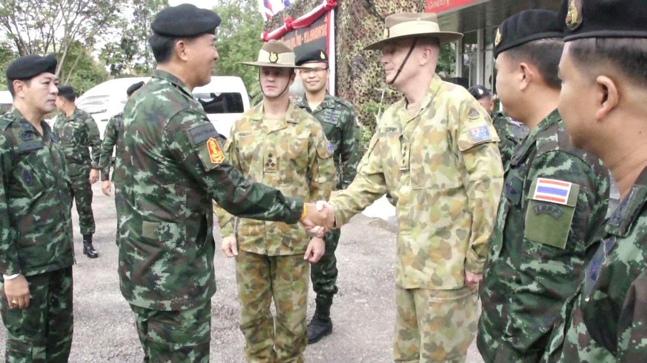 พลตรีคุณวุฒิ หมอแก้ว ผู้บัญชาการกองพลทหารราบที่ 5 จับมือกับ พลจัตวา ปีเตอร์ ชอร์ท ผู้อำนวยการศูนย์พัฒนาศักยภาพกองทัพบกออสเตรเลีย