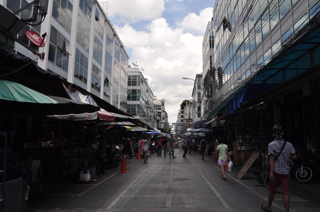 บรรยากาศบริเวณถนนมหาจักรเงียบเหงา