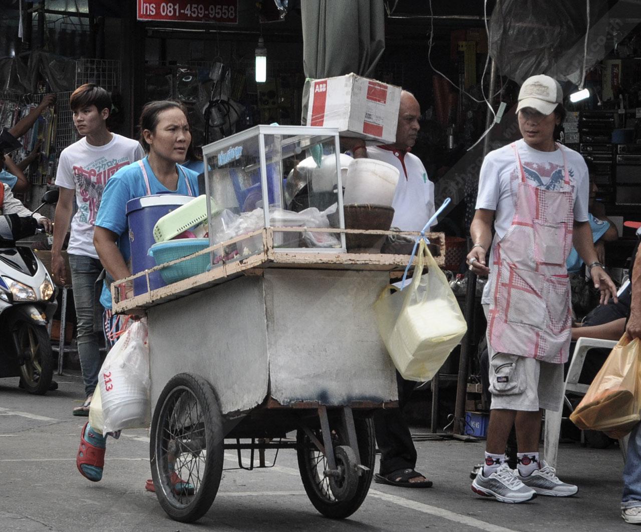 รถเข็นสามารถเข็นผ่านพื้นที่ได้แต่ห้ามหยุดขายของให้ลูกค้า