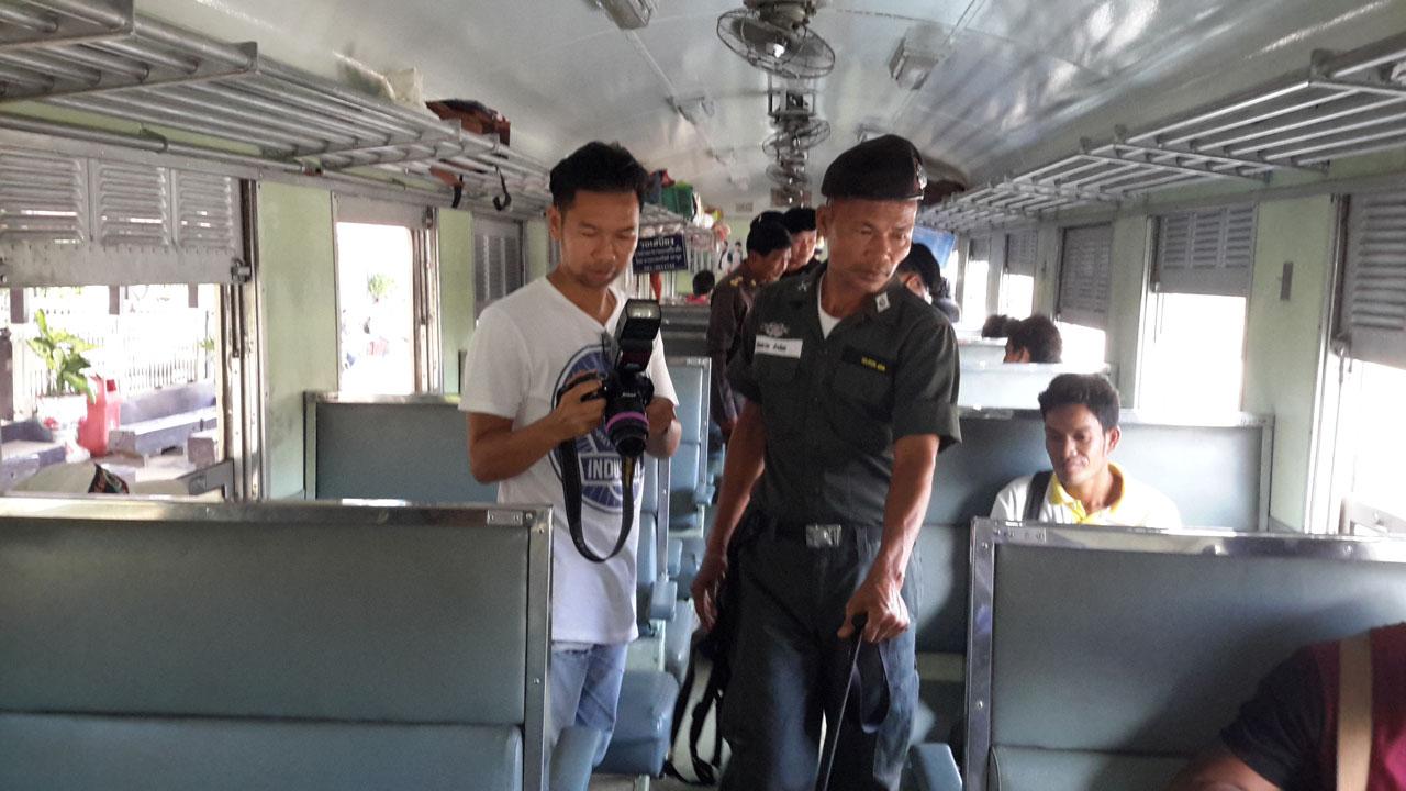 เจ้าหน้าที่ตรวจเข้มบนรถไฟ