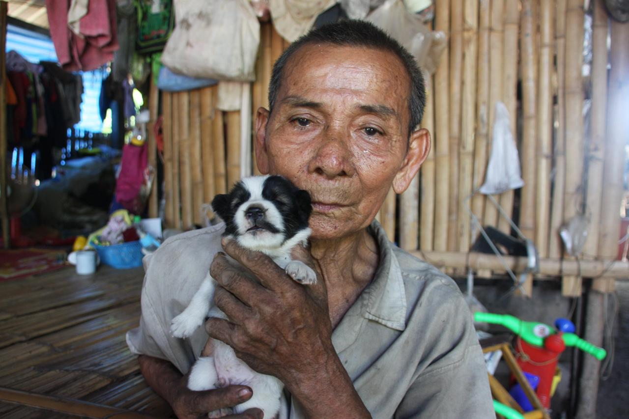 พ่อเฒ่าวัย 79 ระบุว่า กินนมสุนัขมาตั้งแต่เล็ก โตมาได้เพราะกินนมสุนัข