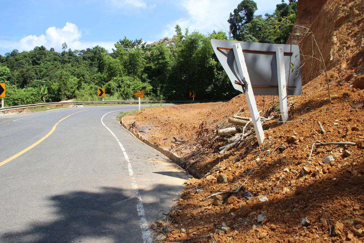 ถ.เพชรเกษม สายเขานางหงส์ ถนนทรุด-ดินสไลด์หลายจุด เนื่องจากฝนตกหนัก