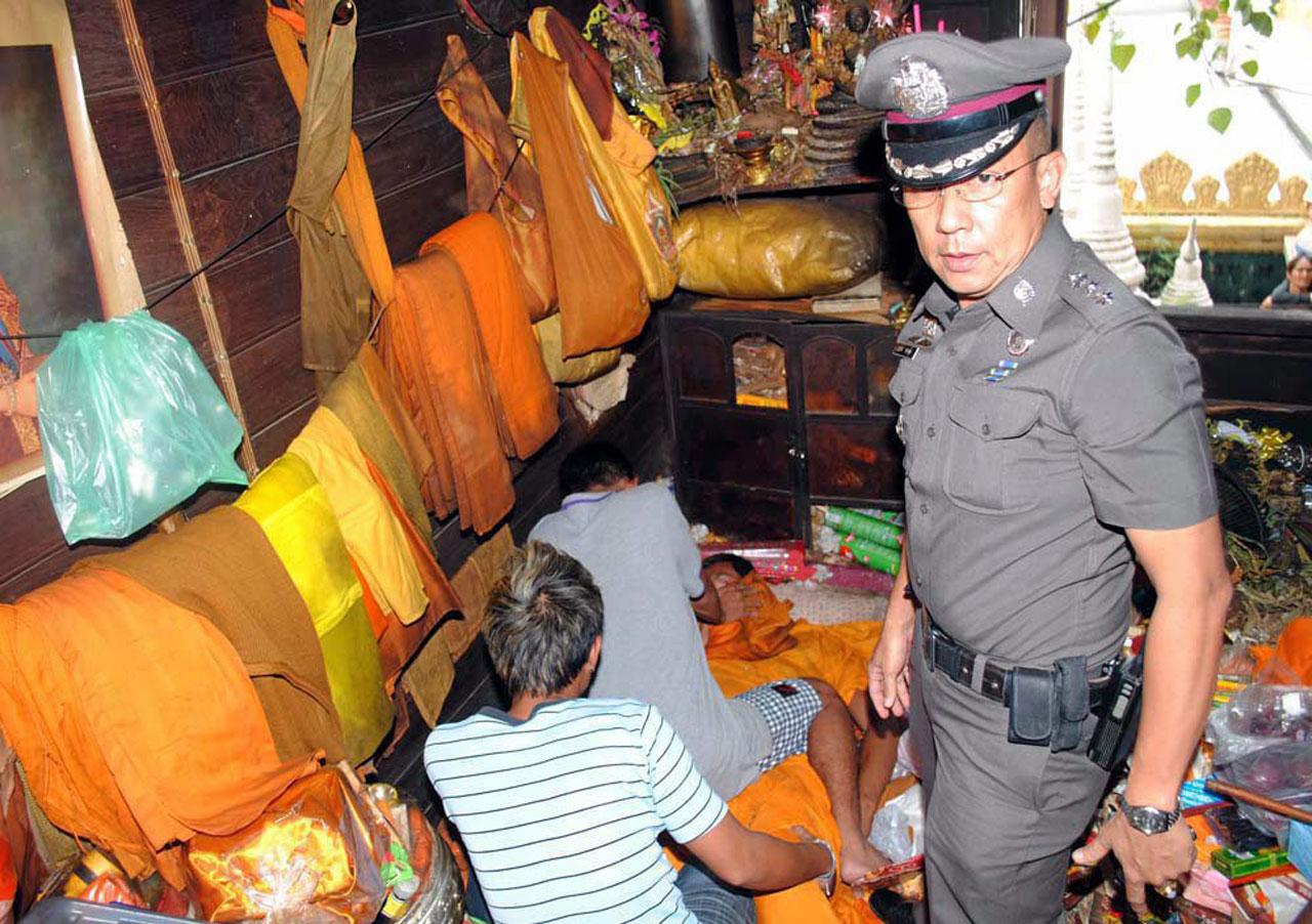 ตร. จำลองแผนประทุษกรรมประกอบคำรับสารภาพ ภายหลังเด็กวัดลุ่มเจริญศรัทธา ย่านถนนจันทร์ 7 คน อายุ ระหว่าง 11-15 ปี ก่อคดีปล้นฆ่าพระอาจารย์แล อิสสฺโร วัย 81 ปี พระลูกวัด เสียชีวิต คากุฏิ