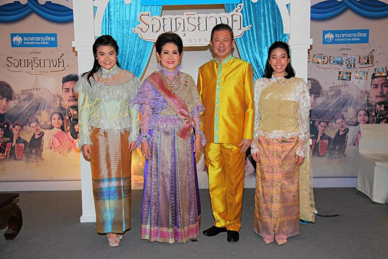 คุณหญิงณัฐิกา อังอุบลกุล ชวนสามี “สนั่น” และลูกๆ “นิธินันท์–ชไมพร” แต่ง ชุดไทยตามรอยดุริยางค์กันอย่างงดงาม.