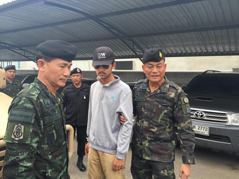 พล.ต.ศรีศักดิ์ พูนประสิทธิ์ ผบ.กกล.บูรพา นำตัวส่ง ให้ทางตำรวจ