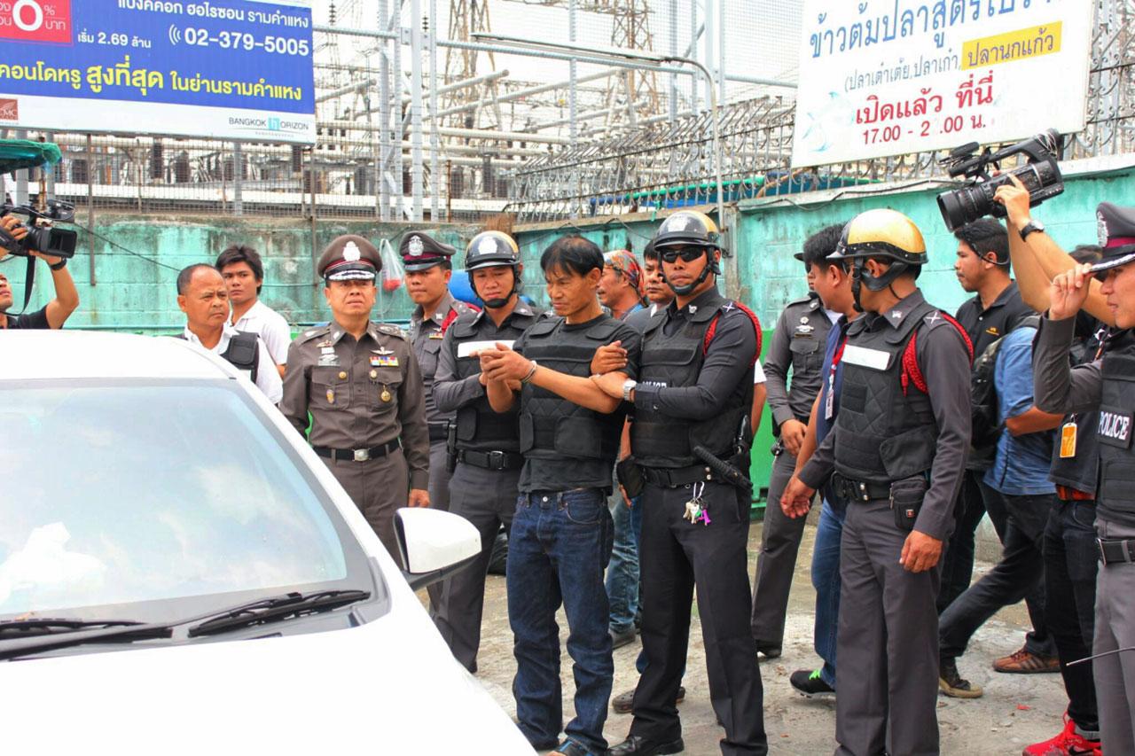 ตำรวจได้คุมตัวนายชมเข้าทำแผนประกอบคำรับสารภาพ ที่จุดเกิดเหตุ