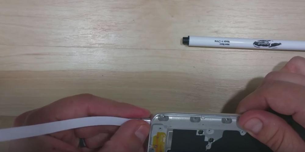 ค่อยๆ ดันกระดาษเข้าไปให้เท่ากับความยาวของ S Pen