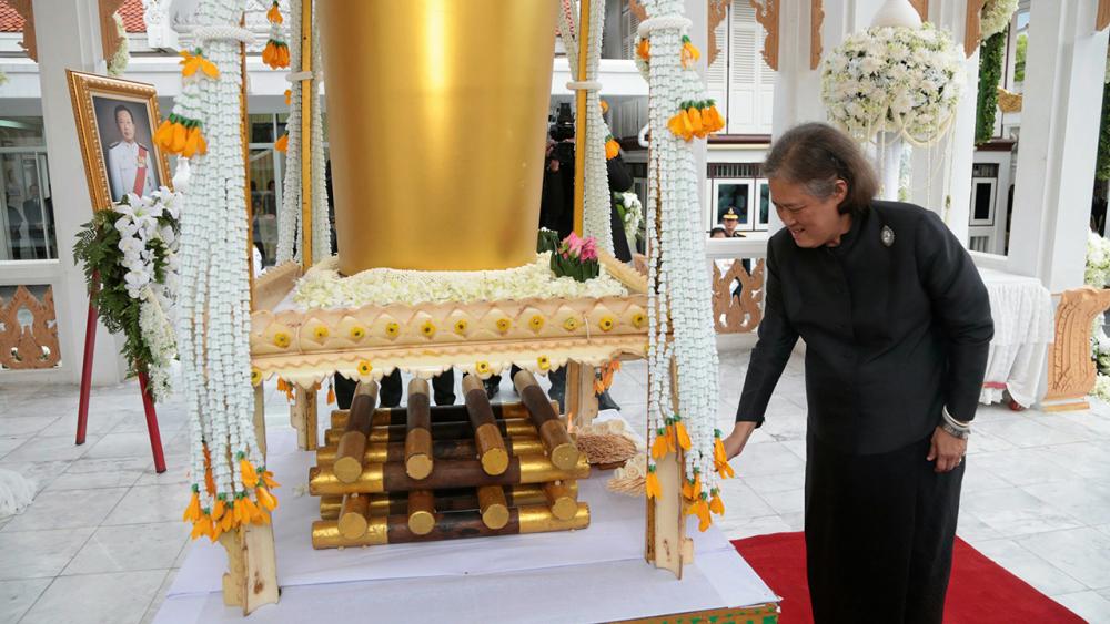สมเด็จพระเทพรัตนราชสุดาฯ สยามบรมราชกุมารี เสด็จพระราชดำเนินไปในการพระราชทานเพลิงศพ ศ.ดร.ไพจิตร เอื้อทวีกุล อดีตรัฐมนตรีว่าการกระทรวงวิทยาศาสตร์เทคโนโลยีและสิ่งแวดล้อม ณ เมรุวัดมกุฏกษัตริยาราม ถนนราชดำเนินนอก เมื่อวันที่ 30 สิงหาคม.