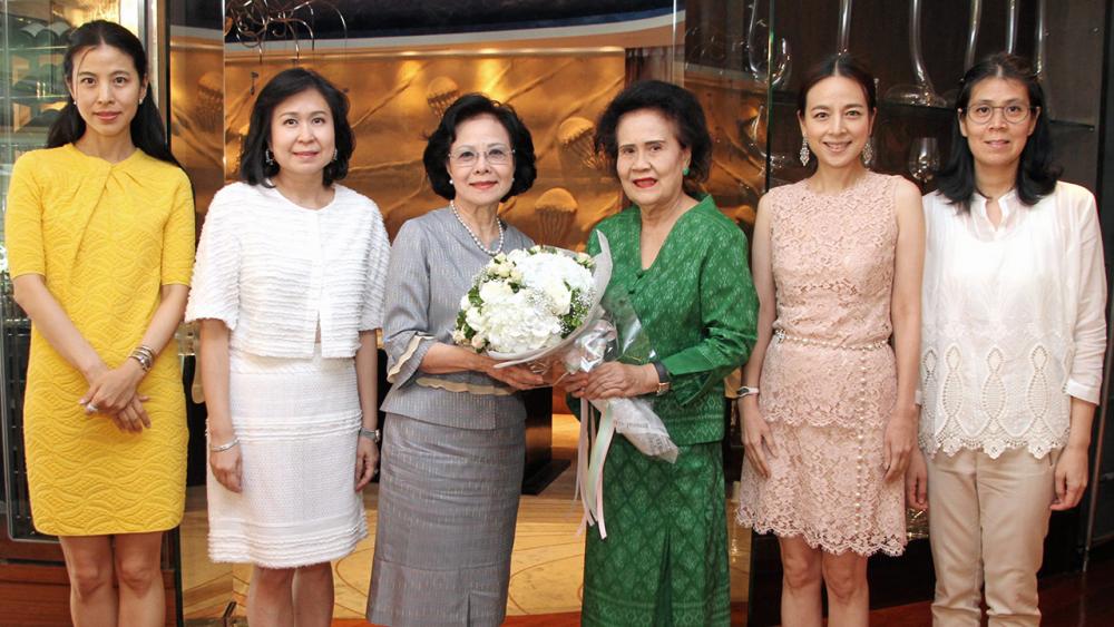 สุดปลื้ม ท่านผู้หญิงสุวรรณี พัฒน์พงศ์พานิช จัดเลี้ยงแสดงความยินดีให้แก่ ยุพา ล่ำซำ ในโอกาสได้รับรางวัล สตรีไทยดีเด่น โดยมี นวลพรรณ ล่ำซำ, วรรณพร พรประภา, สุพัชนา
อัษฏาธร และ ศุภวาณี พัฒน์พงศ์พานิช มาร่วมปลื้มด้วย ที่โรงแรมแมนดาริน โอเรียนเต็ล วันก่อน.