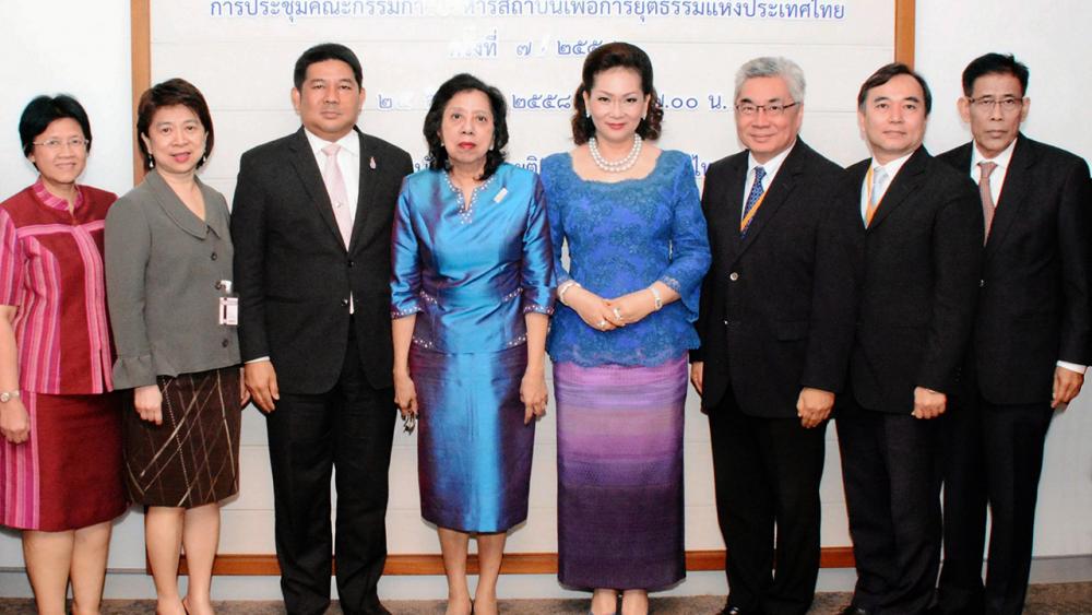 ประชุม ดร.กิตติพงษ์ กิตยารักษ์ จัดประชุมกรรมการบริหารสถาบันเพื่อการยุติธรรมแห่งประเทศไทย โดยมี คุณหญิงลักษณาจันทร เลาหพันธุ์, คุณหญิงปัทมา ลีสวัสดิ์ตระกูล, ภัทรศักดิ์
วรรณแสง และ ศ.ดร.สุรศักดิ์ ลิขสิทธิ์วัฒนกุล มาร่วมประชุมด้วย ที่อาคารจีพีเอฟ วันก่อน.