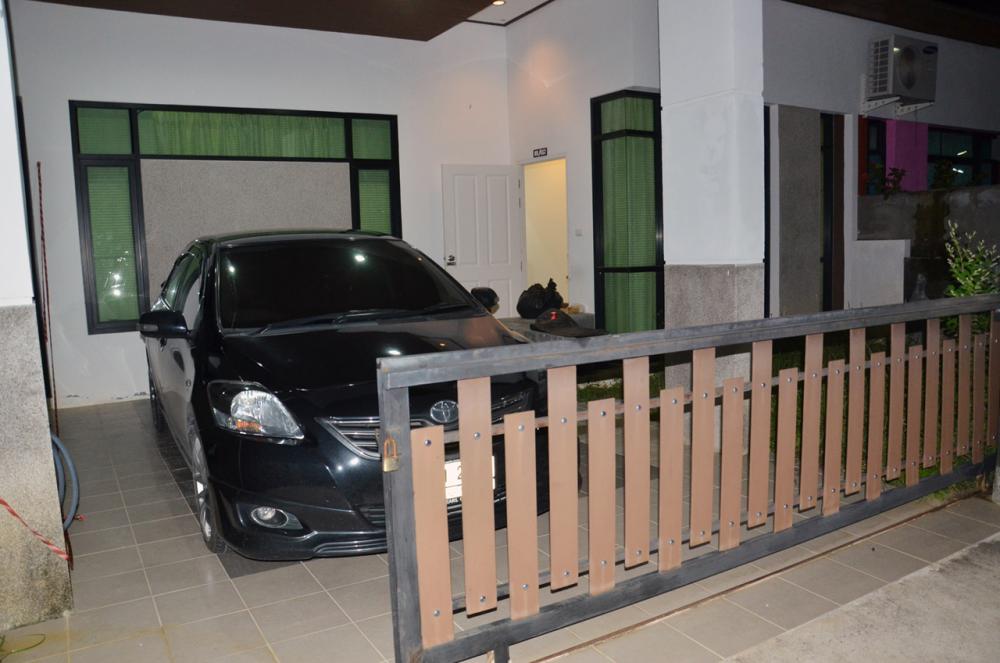 บ้านของคนร้ายแก๊งขายยาเสพติด ที่ตร.ชุดปราบปรามยาเสพติดเข้าตรวจค้น ซึ่งผู้ต้องหาไหวตัวทันหลบหนีไปได้