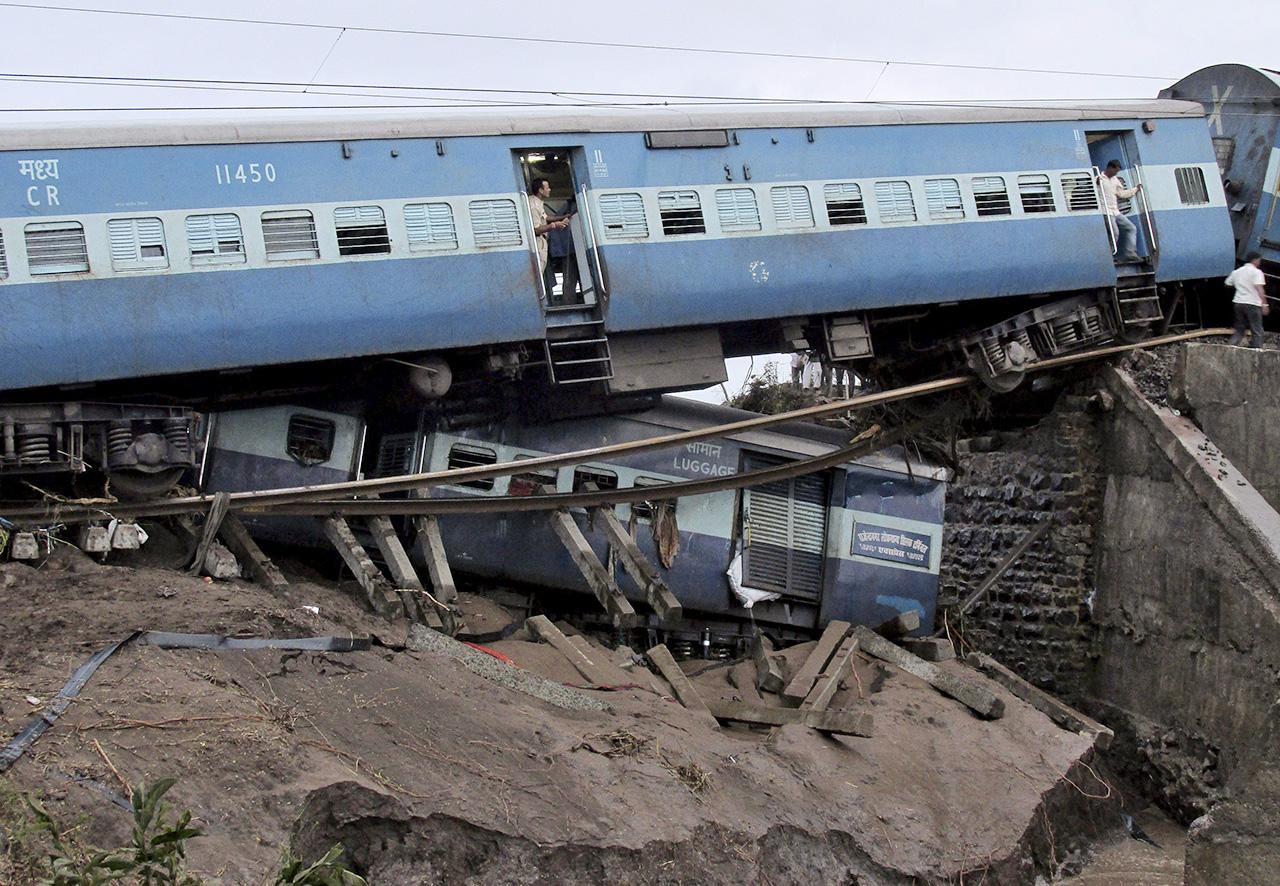 ทางรถไฟได้รับความเสียหายเพราะน้ำท่วม (ภาพ: REUTERS)