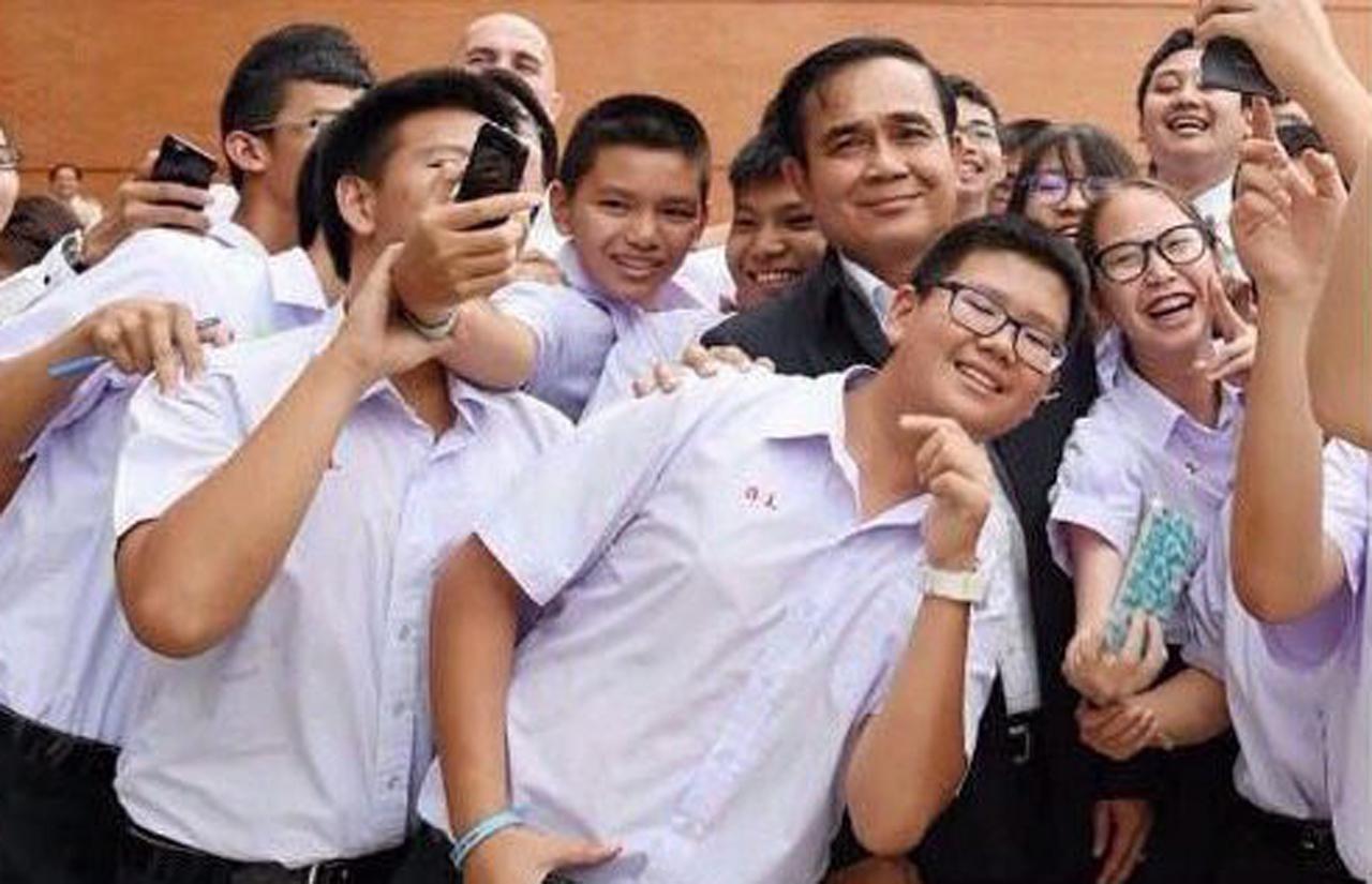 “ลุงตู่” ถ่ายภาพเซลฟีกับเด็กๆอัจฉริยะ