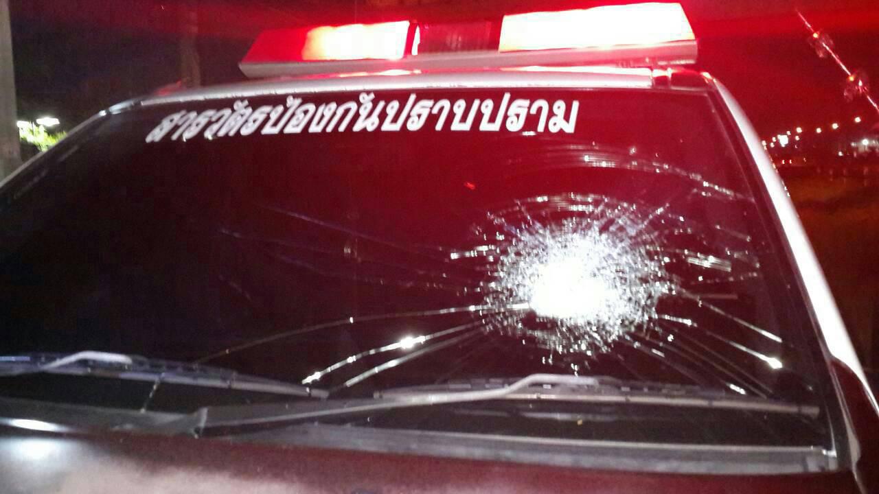 รถ ตร.ที่ถูกเด็กแว้นปาจนได้รับความเสียหาย