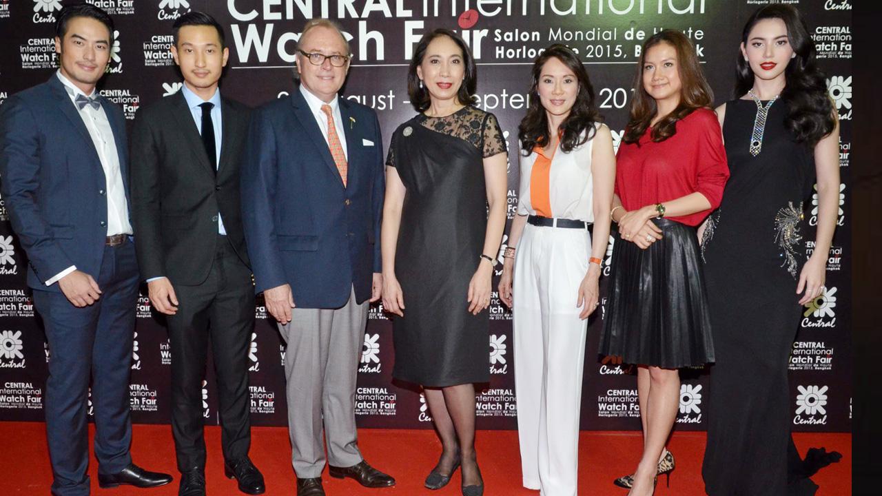 อย่าพลาด สิริเกศ จิรกิติ แถลงข่าวการจัดงาน “เซ็นทรัล อินเตอร์เนชั่นแนล วอทช์ แฟร์ 2015” มหกรรมนาฬิกาแบรนด์ดังระดับโลก ระหว่าง 25 ส.ค.-28 ก.ย.ที่เซ็นทรัลชิดลม โดยมี คงภัทร์ จิรมณีกุล, ยูกิ ศรีกาญจนา และ เตย มหาดำรงค์กุล มาร่วมแถลงด้วย ที่เซ็นทรัลเวิลด์ วันก่อน.