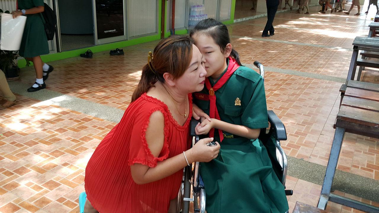 น้องใบหยก อายุ 12 ปี ลูกสาวขอจุ๊บแก้มแม่