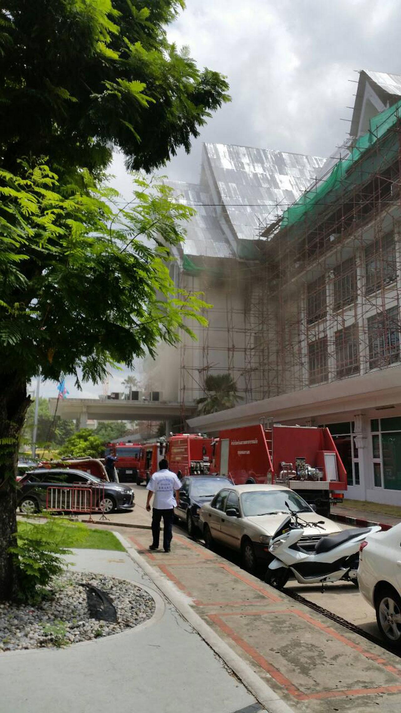 ด้านหน้าอาคารที่เกิดเพลิงไหม้