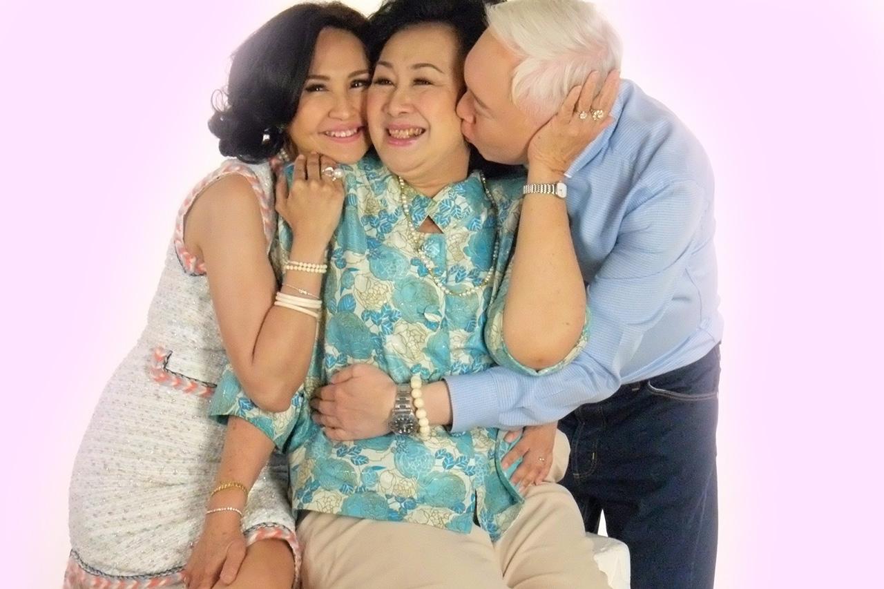 “พิทพล โชติสรยุทธ์” ชวนน้องสาว “ณัฐนิช โชติสรยุทธ์” บอกรักแม่ด้วยการกอด.
