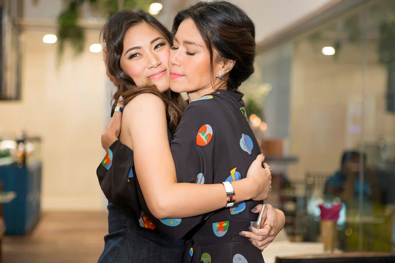 “ชนม์ทิดา อัศวเหม” ในอ้อมกอด “คุณแม่ตู่- นันทิดา แก้วบัวสาย”.