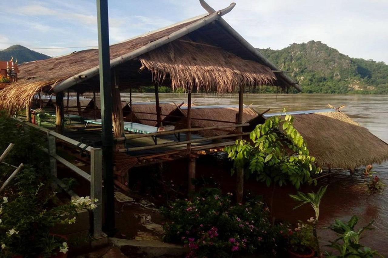 สภาพร้านอาหาร ที่ต้องหยุดขาย เหตุ เริ่มถูกน้ำเข้าท่วม หลังฝนตกลงมาต่อเนื่อง...