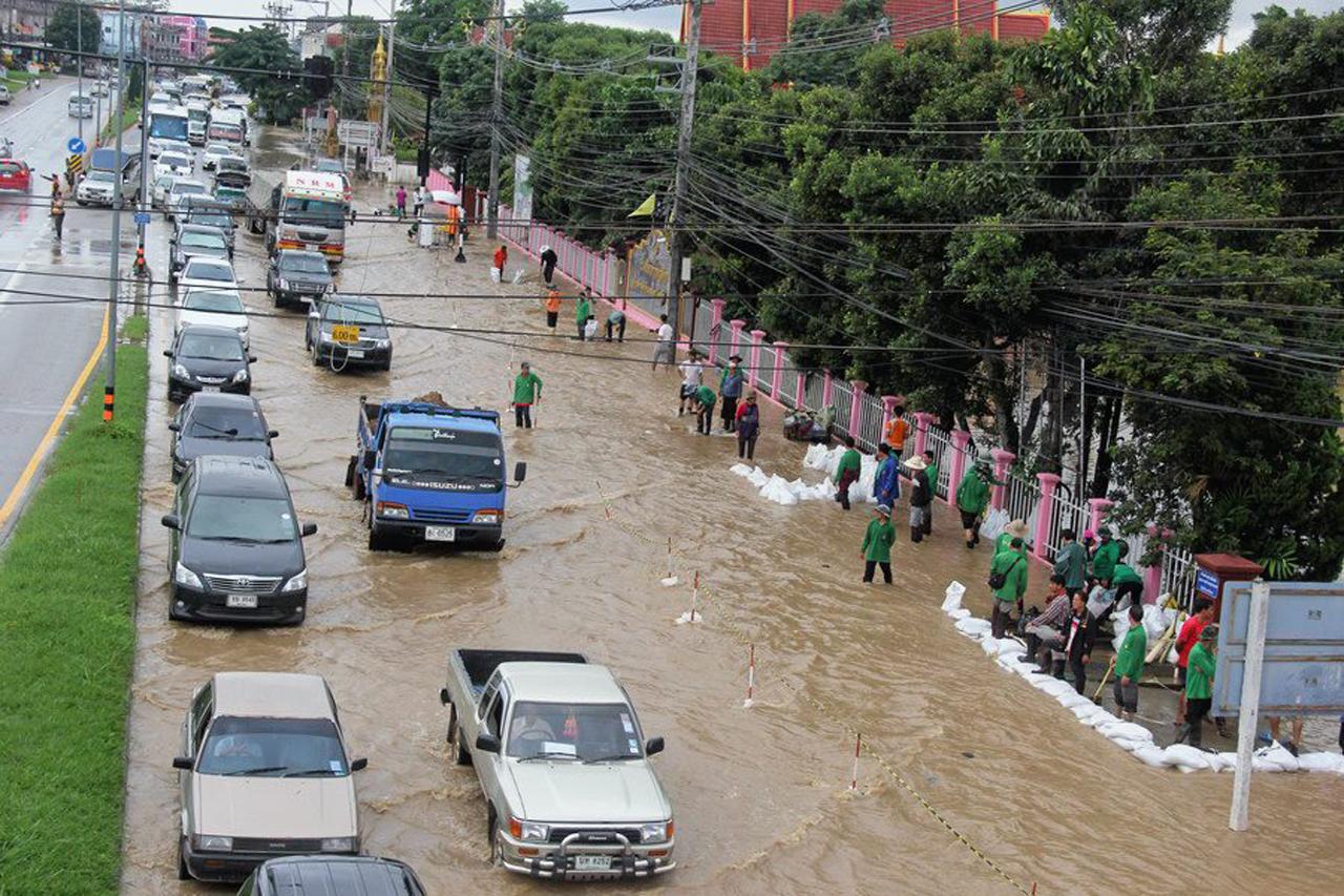 น้ำท่วมถนนพหลโยธินฝั่งขาขึ้นตรงข้ามมหาวิทยาลัยแม่ฟ้าหลวง