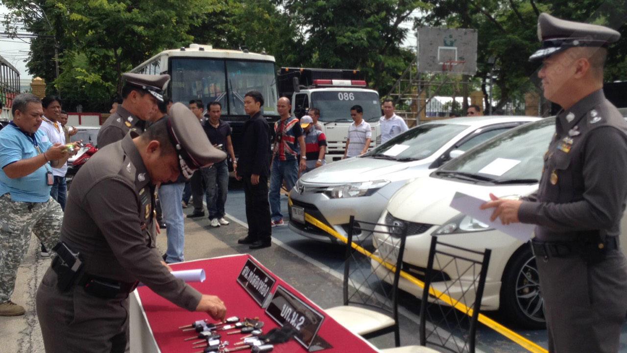 นครบาล นำรถยนต์ของกลางแถลงข่าว