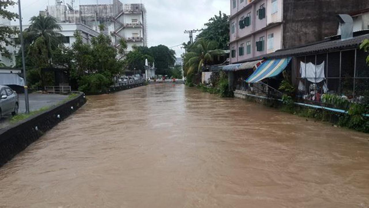 คลองบางใหญ่ อ.เมือง ระดับน้ำเพิ่มสูงขึ้นอย่างมาก